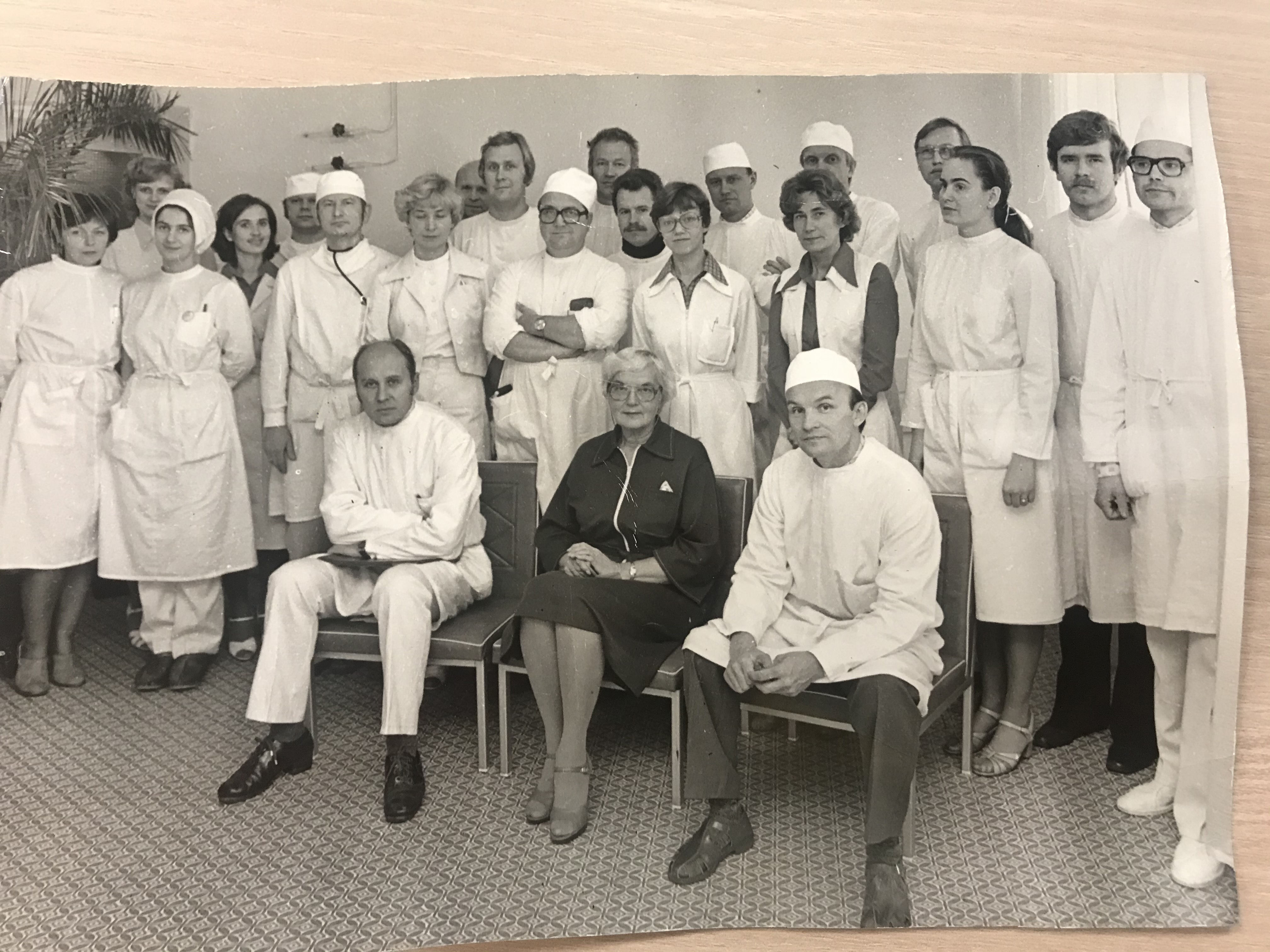 Osa südamekeskuse töötajaid 1981. aastal